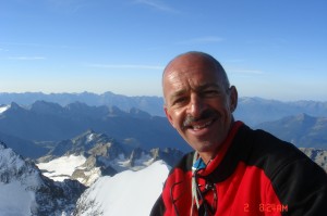 Foto van Peter Boogaard op de top van de Piz Bernina in Zwitserland, geschoten door Jetze Tjalma