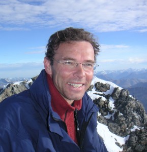 Foto van Jetze Tjalma op de top van de Piz Bernina in Zwitserland, geschoten door Peter Boogaard